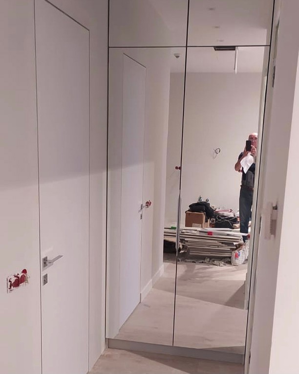 Зеркальный шкаф в прихожую с распашными дверями